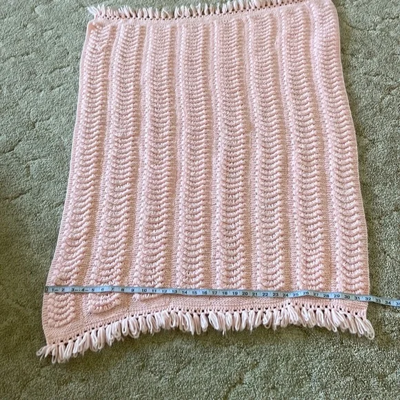 Handmade crochet baby pink blanket - Picture 3 of 6
